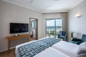 ein Hotelzimmer mit Bett und Meerblick in der Unterkunft Palm Beach Hotel - Mehadrin Kosher suitable for Ultra-Orthodox guests in Akkon
