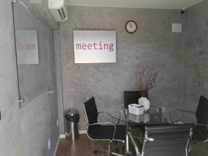 a meeting room with a glass table and chairs at Conforto e Lazer a 50m da Praia in Niterói