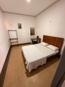 ein Schlafzimmer mit einem großen Bett und einem Tisch in der Unterkunft View 240 in Rikillagaskada