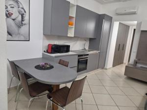 a kitchen with a table and chairs in a room at Atene Bilocale in affitto breve in Milan