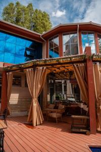 Yankers Royal Hôtel Lubumbashi tesisinde bir balkon veya teras