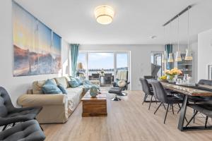 a living room with a couch and a table at Annas Heimat am Meer in Kappeln