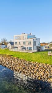 a building on the shore of a body of water at Annas Heimat am Meer in Kappeln