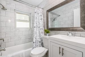 Bilik mandi di Amazing Midtown Atlanta Location by Piedmont Park Beltline Ponce City Market +67 gambar