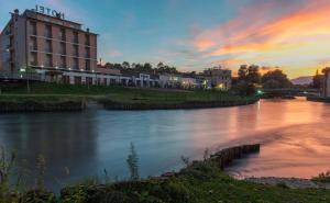 Výhled na řeku, která protéká v blízkosti hotelu