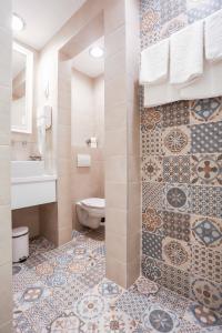 ein Bad mit einem WC und einem Waschbecken in der Unterkunft Hotel Divan in Sarajevo