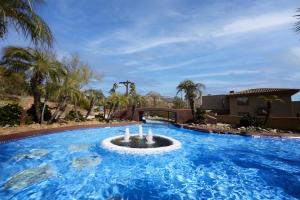 a large swimming pool with a fountain in the middle at Hilton Phoenix Resort at the Peak in Phoenix