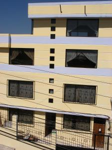 een gebouw met veel ramen aan de zijkant bij Edificio Danny Javier in Quito