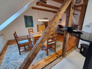 ein Esszimmer und ein Wohnzimmer mit Tisch und Stühlen in der Unterkunft FeWo Bodo in Freisen