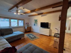 ein Wohnzimmer mit Sofa und Flachbildfernseher in der Unterkunft FeWo Bodo in Freisen