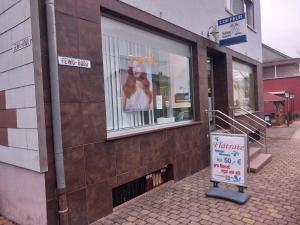 ein Ladenlokal mit einem Schild davor in der Unterkunft FeWo Bodo in Freisen