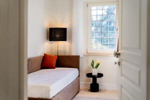 a small room with a bed and a window at Le Finestre su Villa d'Este in Tivoli