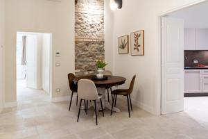a dining room with a table and chairs at Le Finestre su Villa d'Este in Tivoli