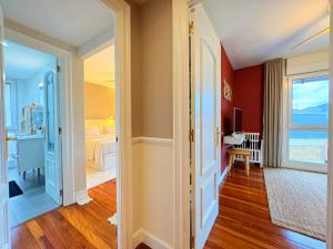 a room with red walls and a bedroom with a desk at Casa Carlini in Getxo