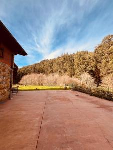 an empty parking lot next to a brick building at Casa Kirana - Habitaciones in Bermeo +23 photos