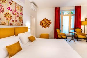 a bedroom with a bed and a table and chairs at Dimora Filangieri in Massa Lubrense