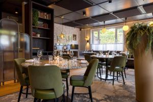a dining room with a table and chairs at Hotel Parkzicht Eindhoven in Eindhoven