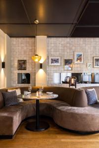 a living room with a couch and a table at Hotel Parkzicht Eindhoven in Eindhoven