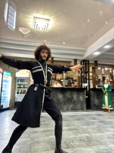 a man is dancing in a room at DeltaHotel in Ureki +33 photos