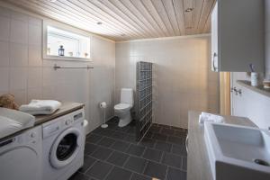 a bathroom with a washing machine and a sink at Skoglund privat Villa in Trysil +87 photos