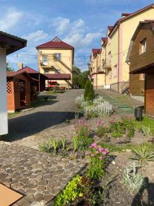 a garden with flowers in the middle of a street at Вілла Верховина in Skhidnitsa