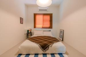 a bedroom with a large bed in a room at Kawish House กาวิส เฮ้าส์ in Ban Hua Trut