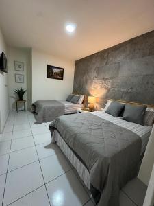 a bedroom with two beds and a couch at Apartment D Fuertevali in San Salvador