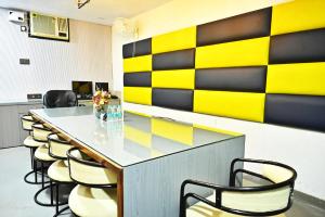 an office with a yellow and black wall at Hotel Rajmahal Regency in Faridabad