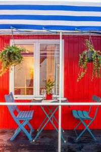a table and chairs in front of a red building at Atelier Randagi al Pigneto 1&2 in Rome