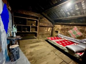 a room with a bed in an attic at Hoàng Thông Homestay in Mia Si