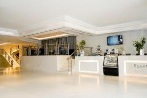 a lobby with a counter and a bar in a building at Maien Taiba in Medina