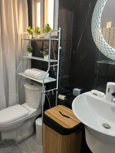 a bathroom with a toilet and a sink at Bungo Home - Suite Chambre & salon à 2 min de la plage in Pointe-Noire +16 photos