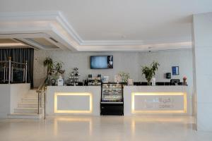 a store with a coffee counter in a building at Maien Taiba in Medina