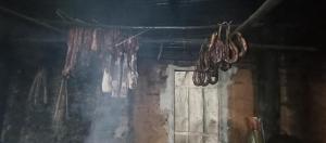 a room with an open door and a curtain at Hoàng Thông Homestay in Mia Si