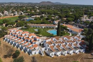 an aerial view of a villa with a resort at Hotel Apartamento Do Golfe in Vilamoura