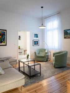 a living room with two chairs and a coffee table at Villa Cremona in Bansin