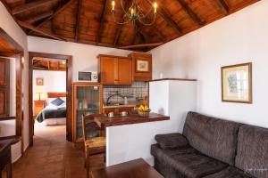 a living room with a couch and a kitchen at Guestready - La Morita Villa de Mazo in Mazo