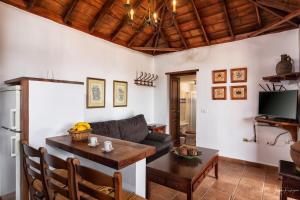 a living room with a couch and a table at Guestready - La Morita Villa de Mazo in Mazo