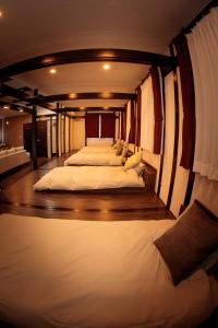 a group of four beds in a room at La Station in Bibai