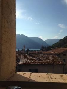 een uitzicht vanuit een gebouw met bergen op de achtergrond bij Casa del Nespolo in Pilzone