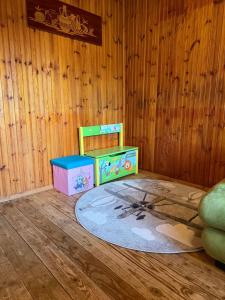 a room with a toy table and a rug at Chata Retro in Tatranská Lomnica
