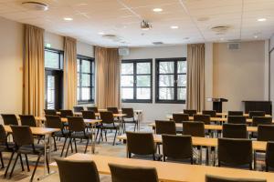 a room with tables and chairs in a classroom at Scandic Hafjell in Hafjell +38 photos