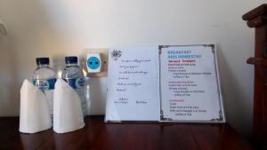 Certifikát, hodnocení, plakát nebo jiný dokument vystavený v ubytování Aris Homestay and Warung Made
