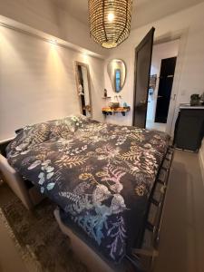 a bedroom with a bed with a brown comforter at Hart van Petten in Petten