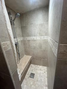 a bathroom with a shower with a tub and a sink at Cocon de Nuit - appartement RDC, avec terrasse in Orange +13 photos