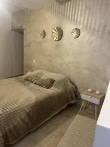 a bedroom with a bed and three mirrors on the wall at Cocon de Nuit - appartement RDC, avec terrasse in Orange