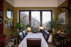 a dining room with a table and chairs and a window at Willa Pod Dobrym Humorem in Miedzygorze