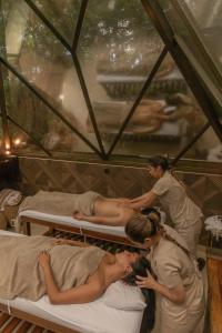 a group of women laying on beds in a room at Satori Zen Club in Itauguá