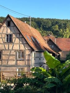 an old house with a red roof at Gîte aux charmes d'Antan in Weinbourg