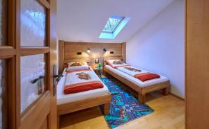 a bedroom with two twin beds and a window at Bauernhof Berndlhof Obing in Obing